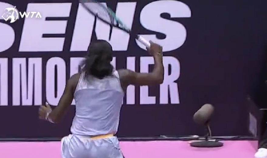 [VÍDEO] Incrível: Parks saca um tweener lob no WTA de Lyon