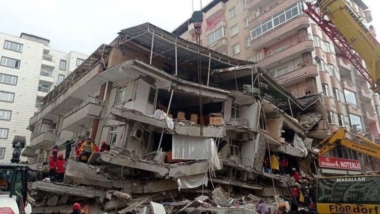 Torneios de Antalya suspensos após trágico sismo no país