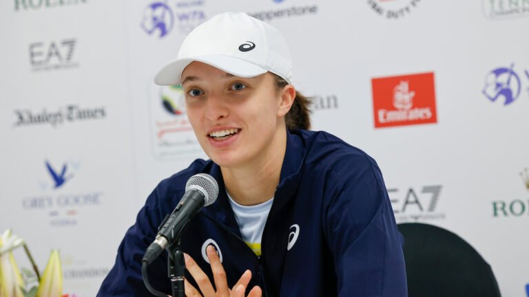 Pela segunda semana seguida, Swiatek conta com desistência para avançar à uma semifinal