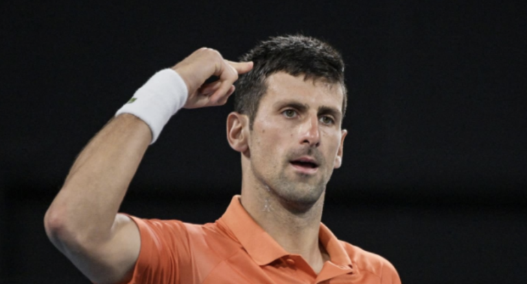 Djokovic ‘previu’ título no Australian Open a… tocar na cabeça em Adelaide