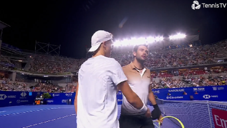 Berrettini desiste sem pedir assistência quando estava a ser atropelado e sai apupado