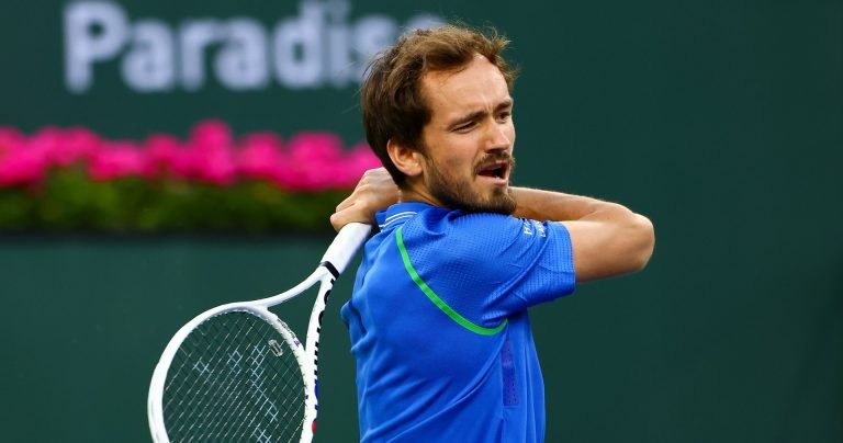 Medvedev reclama, mas soma 16ª vitória seguida; Rublev e Tiafoe seguem em Indian Wells