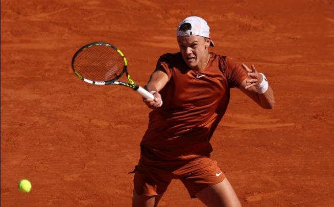 Carlos Alcaraz vence Andrey Rublev e se mantém vivo no ATP Finals