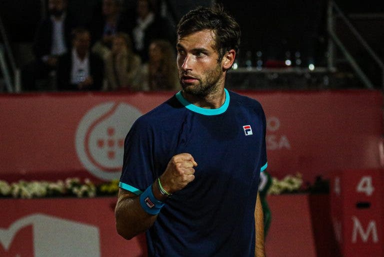 Halys contraria favoritismo de Bautista Agut e avança no Estoril