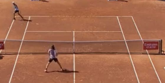 [VÍDEO] Cachín dá show com tweener brutal diante de Tsitsipas