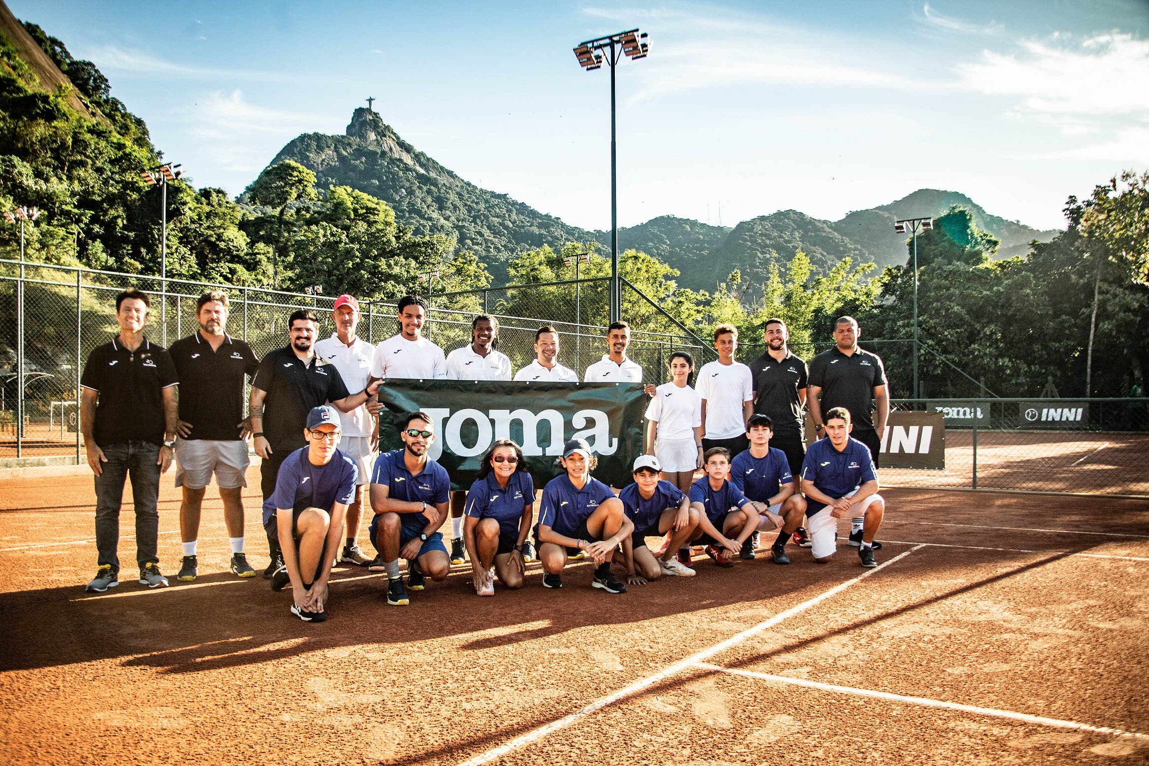 Atletas e staff da Rio Tennis Academy