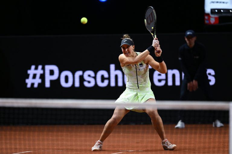 Bia Haddad vira primeiro set quase perdido e conta com desistência para avançar em Stuttgart