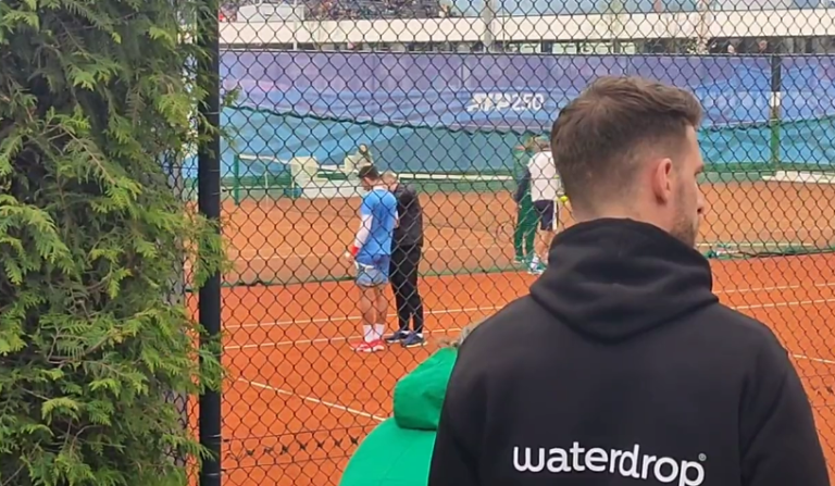 [VÍDEO] Djokovic é assistido por fisioterapeuta no cotovelo durante treino