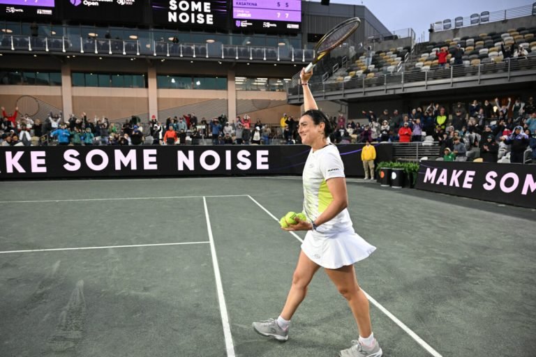 Jabeur está na final de Charleston; chuva interrompe Pegula x Bencic