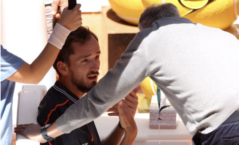 Medvedev reclama do tamanho da quadra na derrota para Karatsev em Madrid