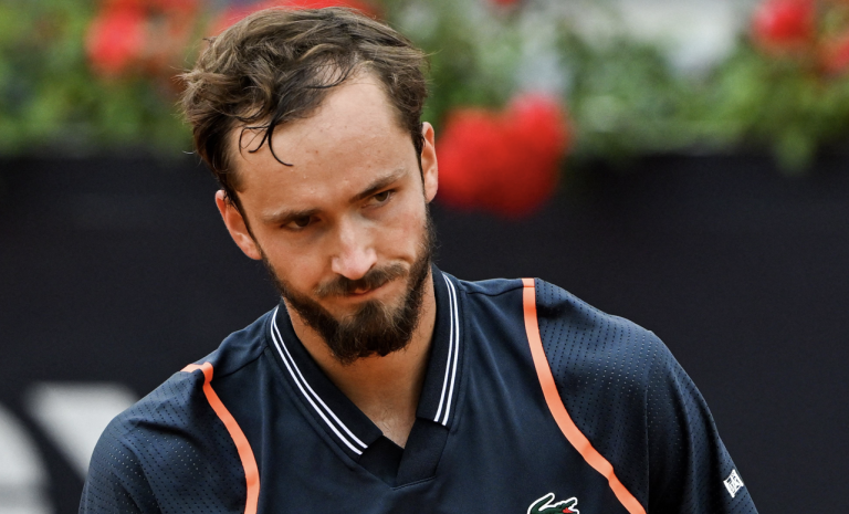 Medvedev volta a bater Zverev e estreia-se nos ‘quartos’ em Roma