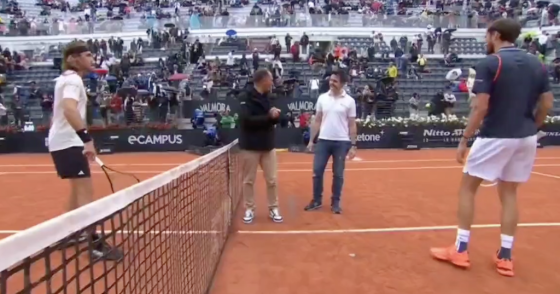 [VÍDEO] Medvedev fugiu da fotografia com Tsitsipas antes do encontro