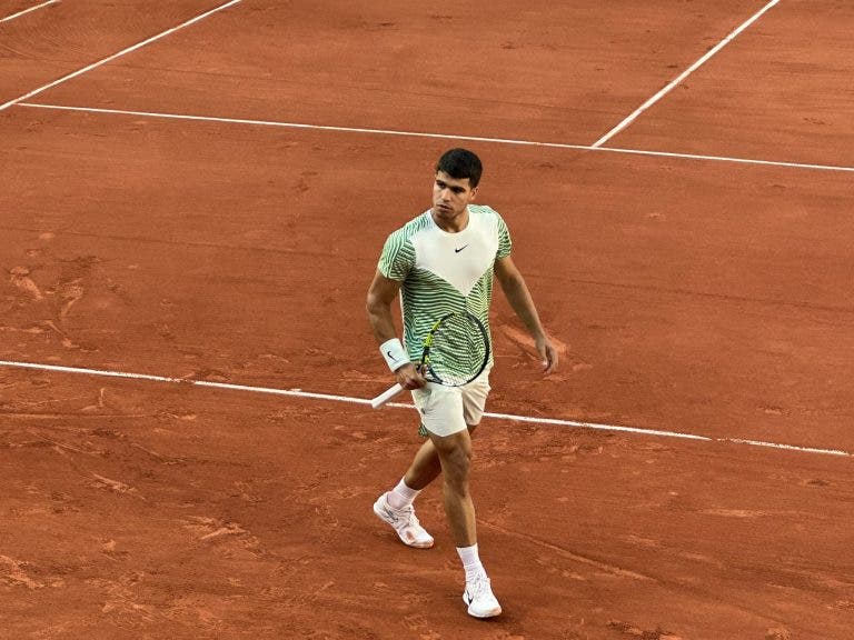 Alcaraz atropela e avança em Roland Garros