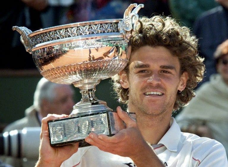 Guga, o tri em Roland Garros em 2001 e a celebração inesquecível