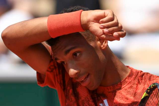 Pesadelo: Aliassime revela que jogou doente e com dores no ombro em Roland Garros