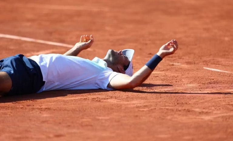 Nuno Borges bate Isner em batalha dramática e estreia-se a vencer no quadro principal de Roland Garros
