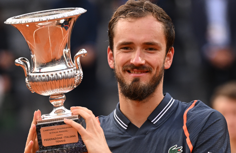 Medvedev isola-se de Alcaraz e volta a ser o jogador com mais título em 2023