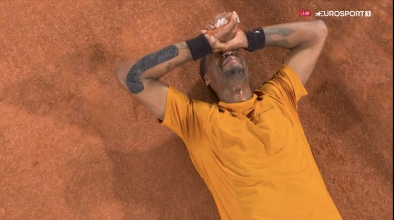 Arrepiante: Monfils deita-se no court e desfaz-se em lágrimas após vitória épica em Roland Garros