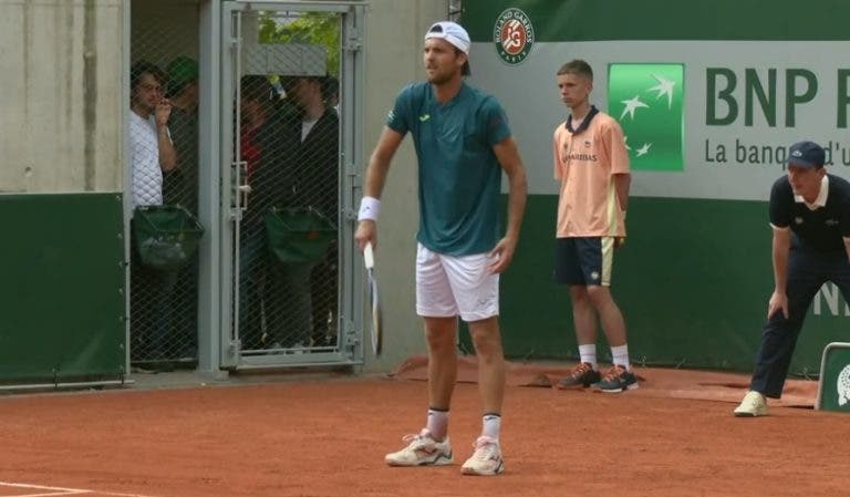 João Sousa eliminado em Roland Garros após ter match point