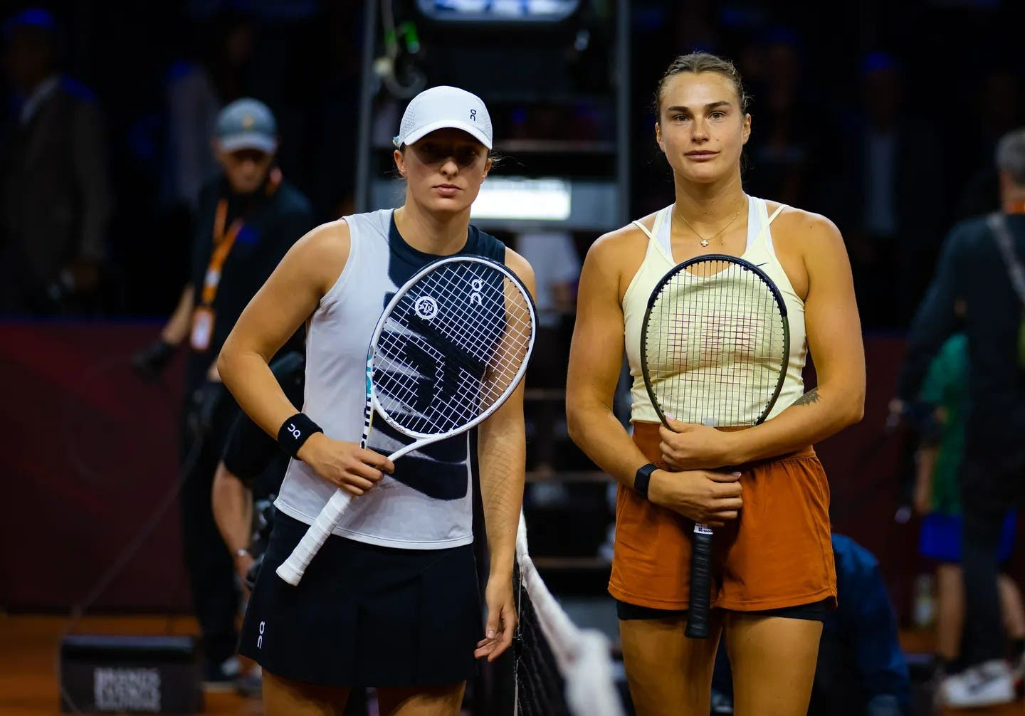 Sabalenka vence jogo adiado por chuva e pega Swiatek na semifinal do WTA  Finals