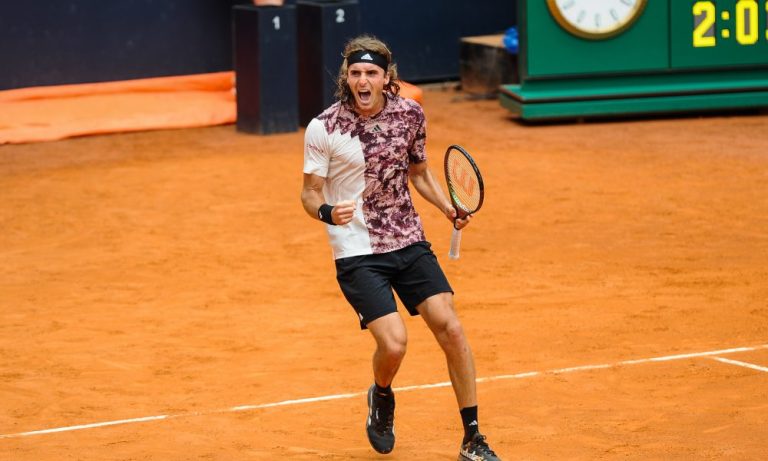 Tsitsipas despacha espanhol e segue à terceira rodada de Roland Garros