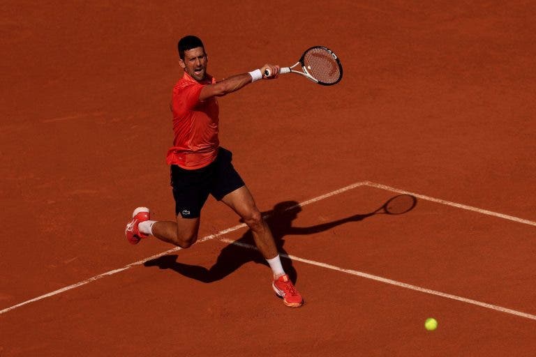 Djokovic vai de menos a mais e espera por Alcaraz ou Tsitsipas nas ‘meias’ de Roland Garros
