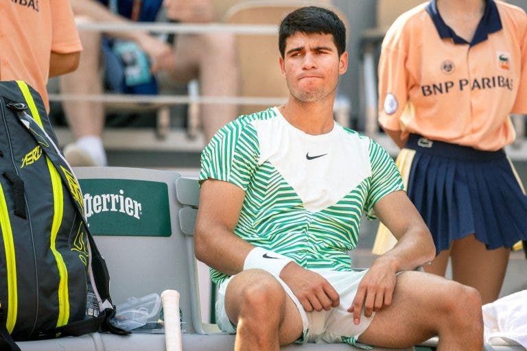 Alcaraz saiu de Roland Garros com queixas no pulso esquerdo