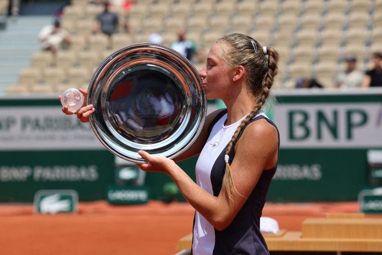 Mais um nome para decorar: Korneeva junta título júnior de Roland Garros ao do Australian Open