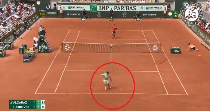 [VÍDEO] Alcaraz saca incrível bola por detrás das costas contra Djokovic