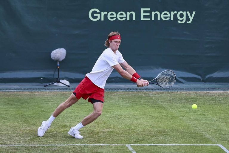 Rublev sofre, mas arranca com o pé direito na grama em Halle