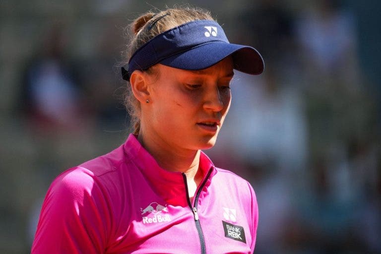 Rybakina surpreende e desiste de Roland Garros minutos antes de entrar em court