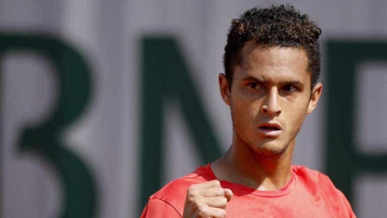 Varillas faz história pelo Perú, elimina Hurkacz e vai defrontar Djokovic nos ‘oitavos’ em Roland Garros