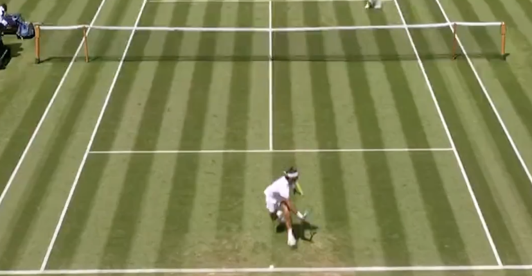 [VÍDEO] Musetti faz magia com passing shot brutal em Wimbledon