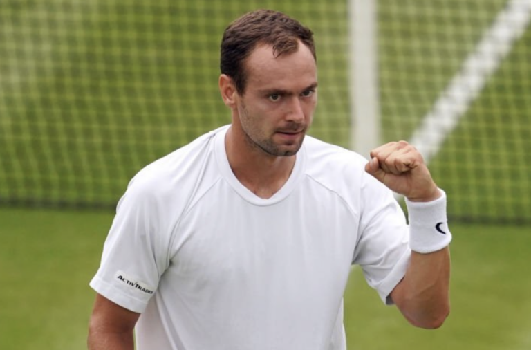 Shapovalov ‘rebenta’ e Safiullin amplia estreia de sonho em Wimbledon rumo aos ‘quartos’