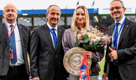 Vondrousova foi homenageada pelo título de Wimbledon em jogo da Conference League