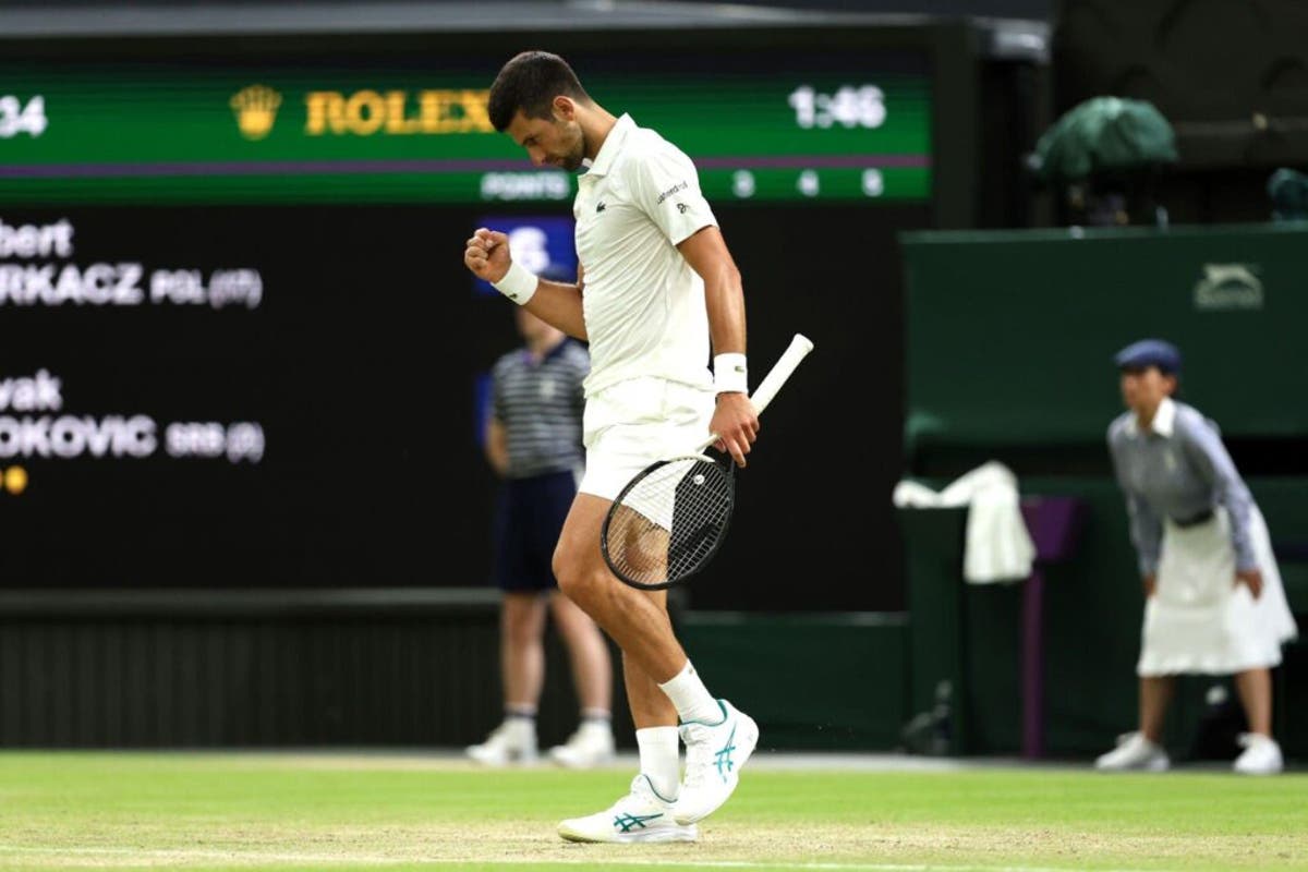 Concentrado, Djokovic joga xadrez com Becker antes de final