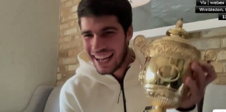 [VÍDEO] Alcaraz deixa cair a tampa da taça ao vivo na CNN