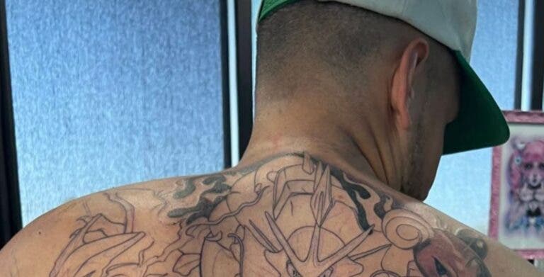 Longe dos courts, Kyrgios tatua totalmente as costas com… Pokemons