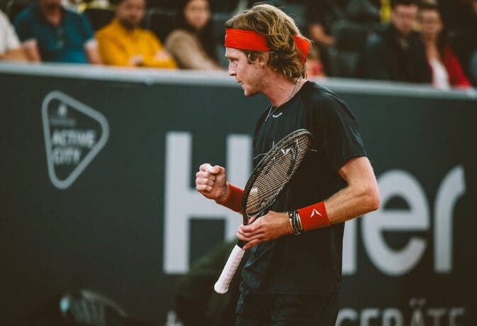 Rublev salva três match points e sobrevive a estreia duríssima em Hamburgo