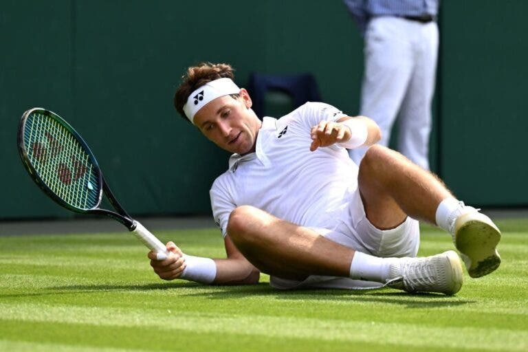 Ruud confirma alergia à relva e cai com estrondo frente a wild card local em Wimbledon