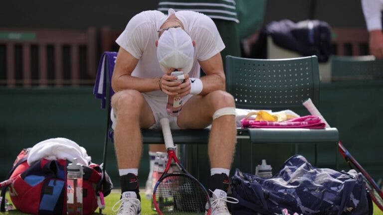 Shapovalov diz adeus a Wimbledon: «É difícil jogar ténis com o problema que tenho no joelho»