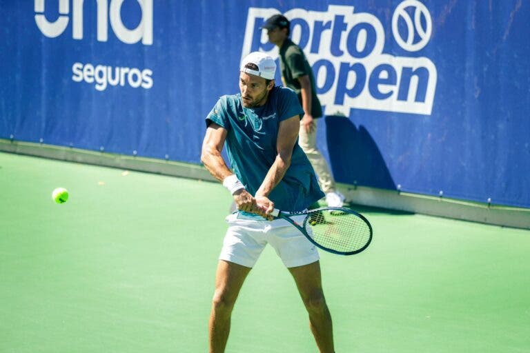 João Sousa não dá hipóteses e arrasa rumo aos ‘quartos’ do Porto Open