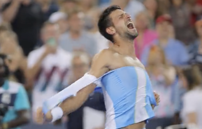 [VÍDEO] Djokovic até a camisola rasgou a festejar o título de Cincinnati