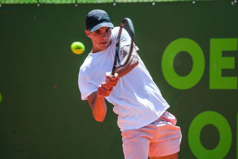 Jaime Faria brilha para fazer história pessoal e avança no Porto Open