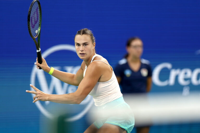Sabalenka despacha Kasatkina e marca duelo com Jabeur
