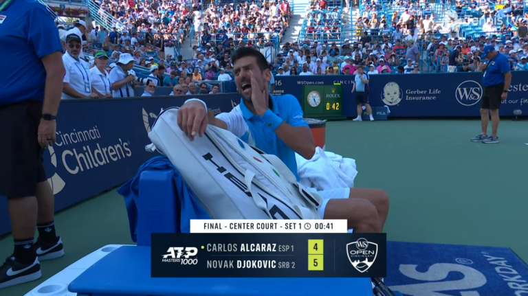 [VÍDEO] Djokovic solta frustração e desata aos berros na direção da equipa técnica