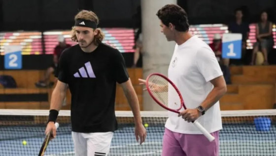 Tsitsipas anuncia mudança surpreendente e pai deixa de ser o seu treinador