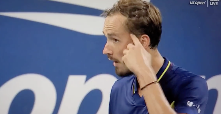 [VÍDEO] Medvedev picou-se com adepta no US Open e teve conversa surreal com o médico