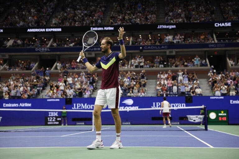 Medvedev bate Alcaraz com exibição brutal e regressa à final do US Open