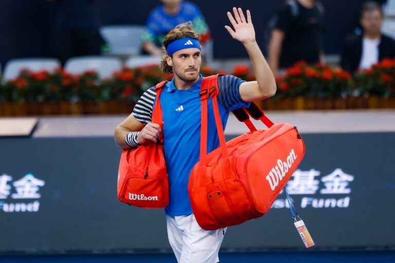 Tsitsipas continua irreconhecível e cai na estreia em Pequim; Rublev sobrevive a Norrie